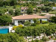 Récente villa avec vue mer à distance pédestre du village