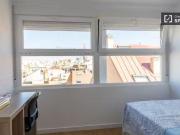 Barato Se alquila habitación en piso de 12 habitaciones...