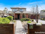 Refined Designer Living in Old Township Refined Designer Living in Old Township