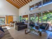 Refúgio de Alto Padrão em Valinhos: Casa com Piscina, 4...