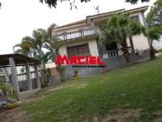 Refúgio Espaçoso com Piscina e Pomar Frutífero em Jacareí