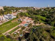 REFÚGIO EXCLUSIVO NA PENINA COM PISCINA, JARDIM E TERRENO