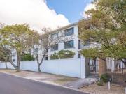 refurbished 2 bed apartment with pvt.