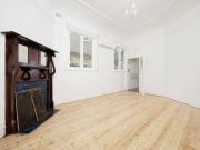 Refurbished Apartment With Sunroom/Study Close To Amenities