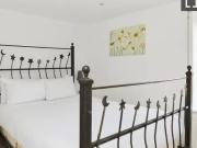 Regent's Canal towpath, De Beauvoir Town, London, E2...