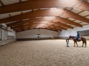 Reitsportimmobilie mit Wohnung/Einzelzimmer und Reitalle