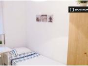 Relajante habitación con armario independiente en el...