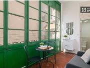 Relajante habitación con armario independiente en el...