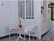 Relajante habitación con armario independiente en el...