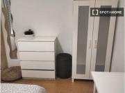 Relajante habitación con armario independiente en piso...