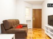 Relajante habitación con armario independiente en un...