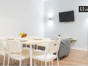 Relajante habitación con armario independiente en un...