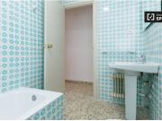 Relajante habitación con calefacción en apartamento de 5...