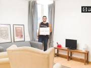 Relajante habitación con cómoda en un apartamento de 5...