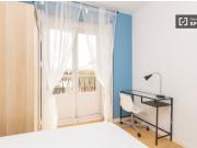 Relajante habitación con escritorio en piso compartido,...