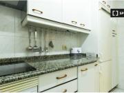 Relajante habitación con escritorio en piso compartido,...