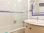 Relajante habitación con escritorio en piso compartido,...