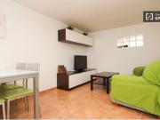 Relajante habitación con escritorio en piso compartido,...