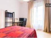 Relajante habitación con estantería en un apartamento de...