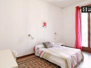 Relajante habitación en piso compartido en el Eixample,...