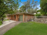 Relaxed Lakeside Living in a Quiet Cul de Sac