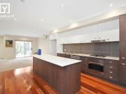 Relaxing Bushland & Lake Views 3 Bedroom Townhouse Close...