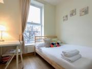Relaxing double bedroom near the Edbrooke Road Gardens...