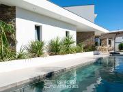 Remarquable villa aux lignes épurées avec piscine à...
