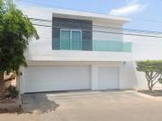 Remate Bancario de hermosa casa con jardín y alberca en...