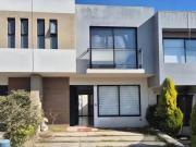 Remato bonita casa en condominio en fracc. Element