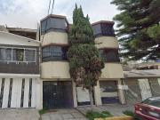 REMATO CASA CON LOCALES COMERCIALES A ESPALDAS DEL...