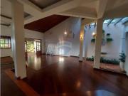 RE/MAX Aluga Sobrado no Condomínio Alto das Palmeiras,...