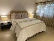 Remodelada, vestida y equipada, en venta, a una cuadra...