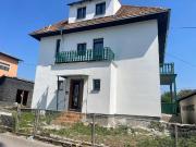 Reneevierungsbedürftiges Ein Mehrfamilienhaus