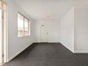 Renovated 2 bedroom in peaceful street / walk to train
