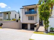 Renovated Beachside Villa in Prime Mermaid Beach Location