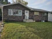 Modern Renovated 3 Bed & 1 Bath Main Floor Bungalow in...