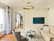 Renovated Marais flat, King Size bed & XXL Spa Shower,...