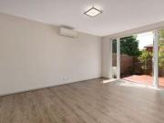 Renovated one bedroom apartment with courtyard