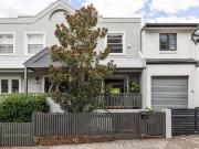 Renovated peninsula townhouse between village & harbour