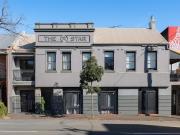 Renovated pet friendly courtyard apartment by Waterloo...