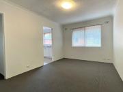 Renovated top floor 1 bedroom unit with Balcony