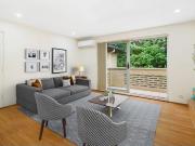 Renovated top floor apartment in a convenient parkside...