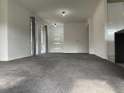 Renovated villa within walking distance to Coles and lake