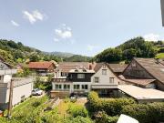 Renovierte 3,5 Zimmer Wohnung mit zwei Balkonen und Garage