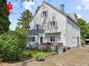 Renovierte Wohnung in gepflegtem Dreifamilienhaus in...