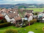 Renoviertes Gebäude mit drei Häusern, ideal für...