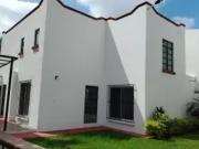 Renta bonita casa sola con alberca y con amplios espacios