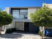 Renta casa 4 recámaras con baño, una en planta baja,...