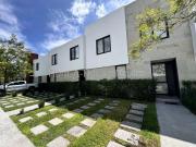 RENTA. Casa amueblada con cuarto de servicio y 3...